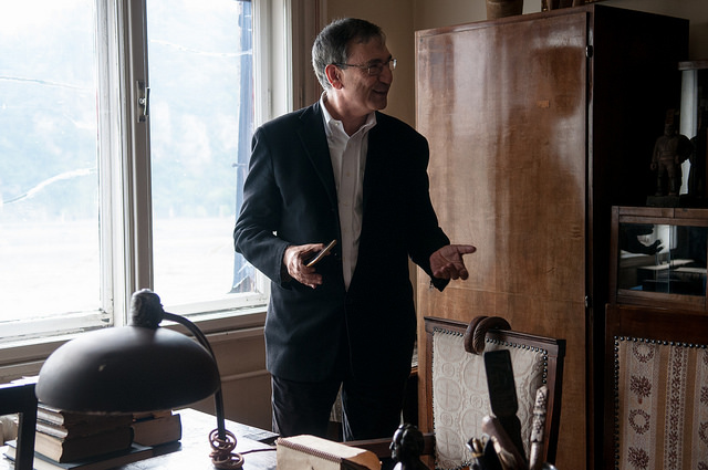 A Nobel-díjas és Budapest nagydíjas Orhan Pamuk szolidaritást vállalt a Lukács Archívummal és az eltávolított Lukács-szoborral. Április 22-én látogatást tett az Archívumban. Fotó - Csoszó Gabriella