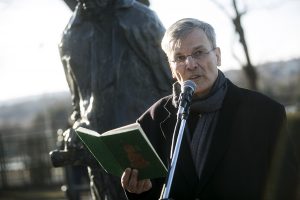 Lukács György szobrának eltávolítása ellen 2017. ferbruár 25-én Demszky Gábor Budapest volt főpolgármestere is kiállt