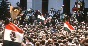 Nagy Imre és társai újratemetése a Hősök terén 1989 június 16-án, egyben a rendszerváltozás kezdete.
