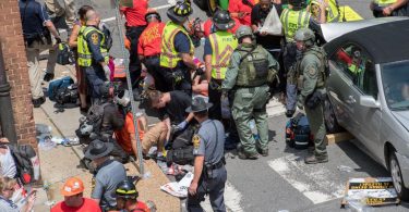 Sebesülteknek nyújtanak elsősegélyt Charlottesville-ben augusztus 12-én - Fotó - AFPEuropress Paul J. Richards