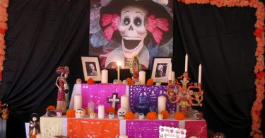 halottak-napja-mexikóban-oltár